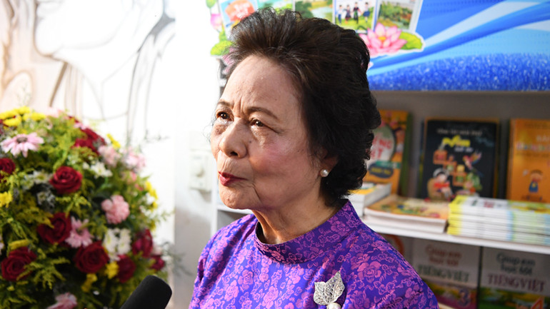 Hiệu trưởng Trường tiếng Việt tiểu học Khánh An phát biểu tại sự kiện.