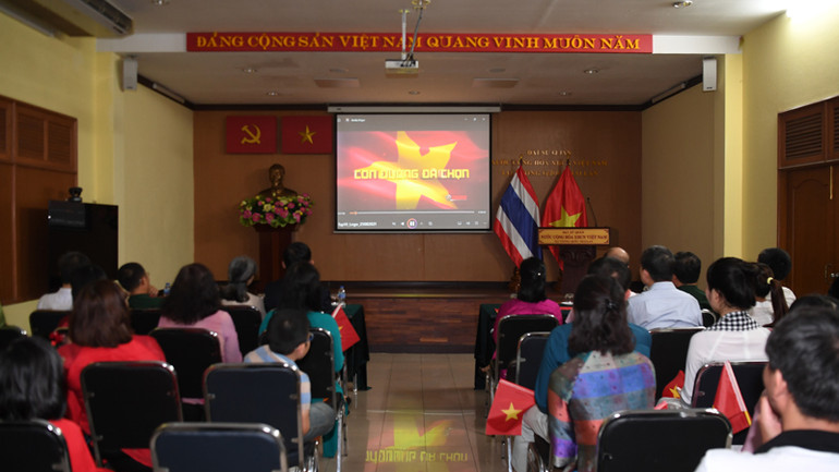 Các đại biểu xem tập 19 cuốn phim tài liệu “ Con đường đã chọn”. Các đại biểu xem tập 19 cuốn phim tài liệu “ Con đường đã chọn”.