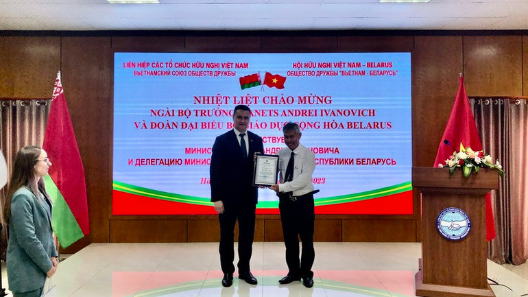 Cựu sinh viên Việt Nam nhận Bằng khen của Bộ Giáo dục Belarus.