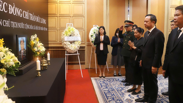 Đại diện Đại sứ quán Lào tại Thái Lan viếng nguyên Chủ tịch nước Trần Đức Lương. Đại diện Đại sứ quán Lào tại Thái Lan viếng nguyên Chủ tịch nước Trần Đức Lương.