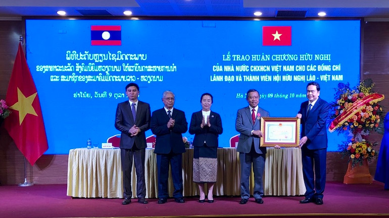 Đồng chí Trần Thanh Mẫn trao Huân chương Hữu nghị tặng các lãnh đạo và thành viên Hội Hữu nghị Lào-Việt Nam.