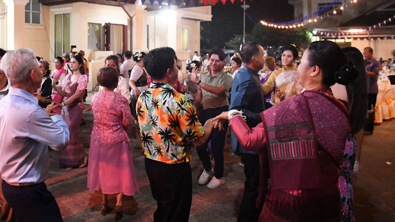 Các đại biểu cùng hòa vào điệu múa Lăm Vông.