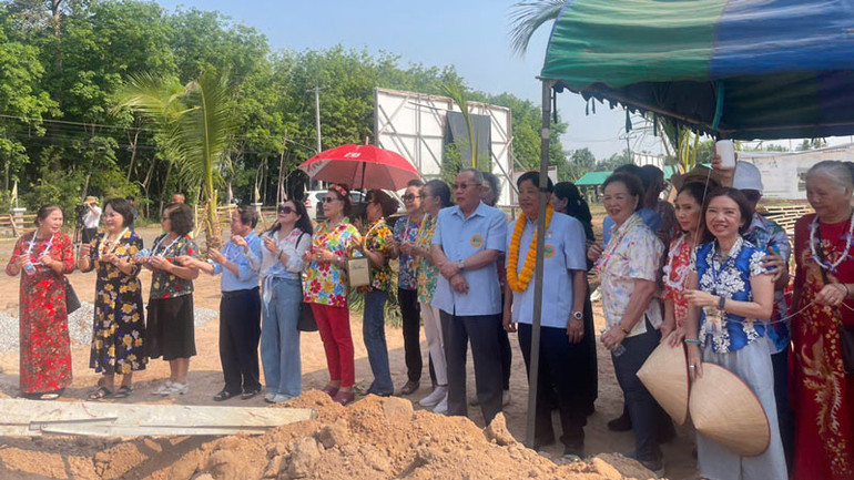 Kiều bào tại Udon thani dự lễ khởi công Nhà sàn Bác Hồ. (Ảnh: CTV)