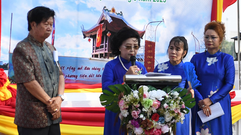 Bà Đặng Thị Gái phát biểu tại buổi lễ.