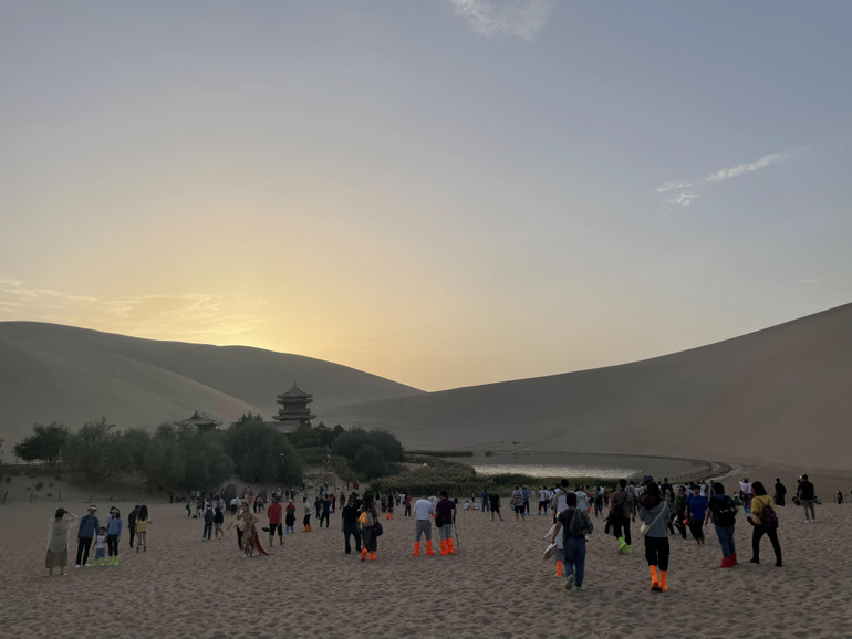 Ốc đảo tại núi cát Minh Sa.