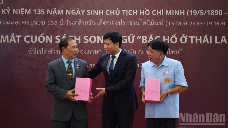 Phó Tổng Giám đốc Đài Tiếng nói Việt Nam Ngô Minh Hiển trao tặng sách.