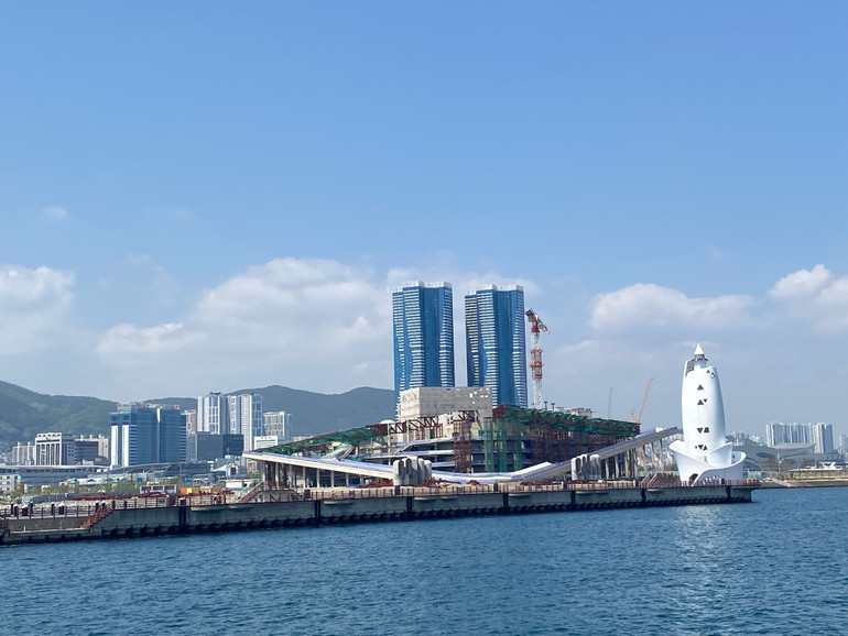 Nhiều công trình đang được xây dựng theo dự án cải tạo cảng biển bắc Busan.