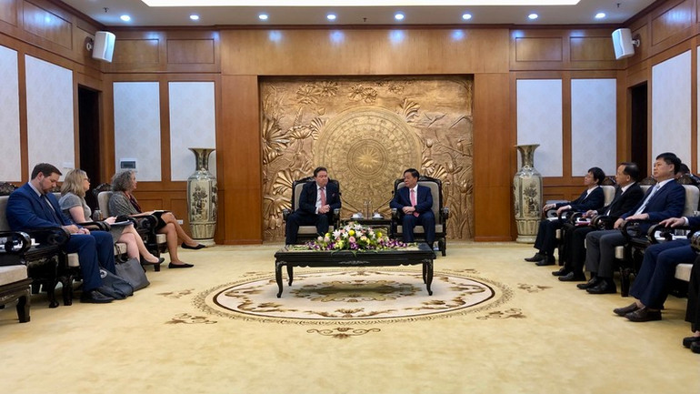 Đồng chí Nguyễn Trọng Nghĩa và Đại sứ Marc Knapper trao đổi về quan hệ hai nước.