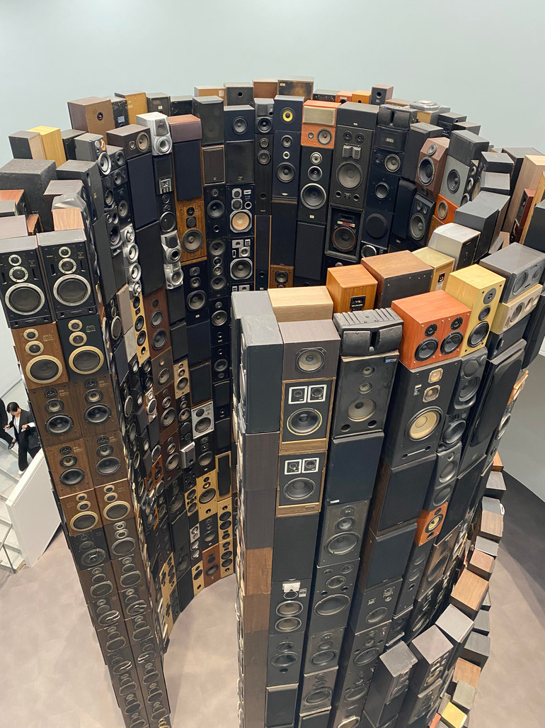 Thiết kế bên trong bảo tàng cũng mô phỏng những đường cong mềm mại. Thiết kế bên trong bảo tàng cũng mô phỏng những đường cong mềm mại.