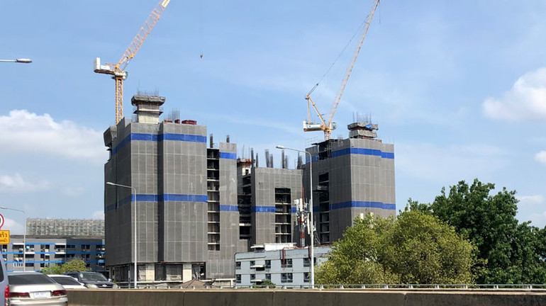 Đa số các cẩu tháp tại Bangkok đều không bị ảnh hưởng bởi động đất. (Ảnh: MINH THẮNG)