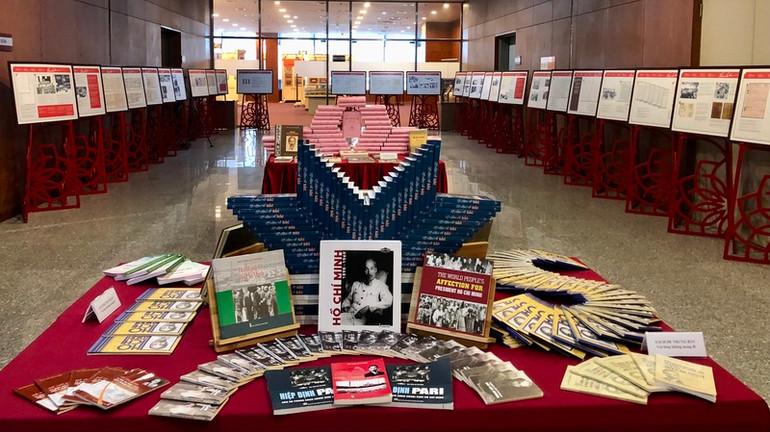 Nhiều ấn phẩm về Chủ tịch Hồ Chí Minh được trưng bày tại triển lãm.