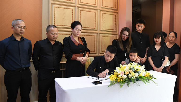 Đại diện VietCham Thailand bày tỏ lòng tiếc thương trước sự ra đi của nguyên Chủ tịch nước Trần Đức Lương. Đại diện VietCham Thailand bày tỏ lòng tiếc thương trước sự ra đi của nguyên Chủ tịch nước Trần Đức Lương.