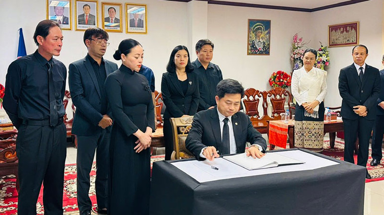 Tổng lãnh sự Việt Nam tại Khon Kaen, Thái Lan Đinh Hoàng Linh ghi sổ tang. (Ảnh CTV)