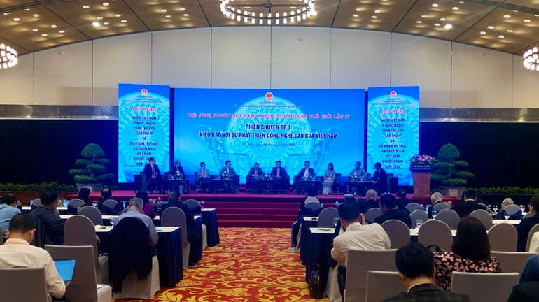 Các đại biểu chia sẻ về ngành công nghiệp bán dẫn và trí tuệ nhân tạo.