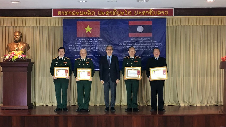 Đồng chí Thongsavanh Phomvihane trao Huân chương Tự do hạng III và Huân chương Hữu nghị tặng các tập thể, cá nhân.