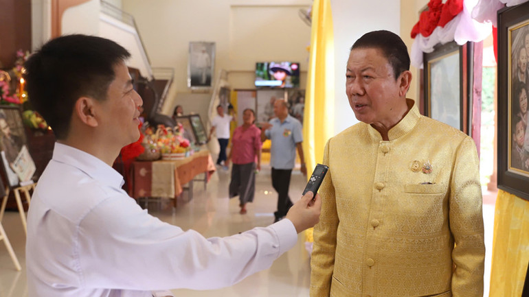 Chủ tịch Hội hữu nghị Thái Lan-Việt Nam Sanan Angubolkul trả lời phỏng vấn phóng viên Báo Nhân Dân.