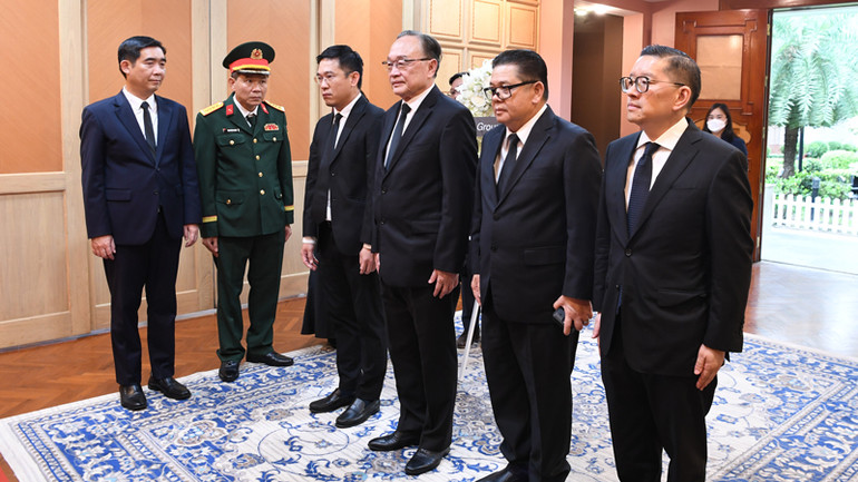 Đại diện Tập đoàn CP đến viếng nguyên Chủ tịch nước Trần Đức Lương.