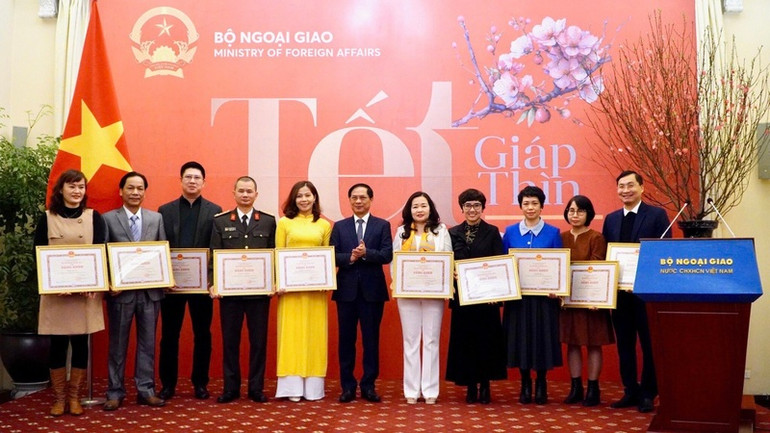 Đại diện tập thể, cá nhân nhận bằng khen của Bộ trưởng Ngoại giao.