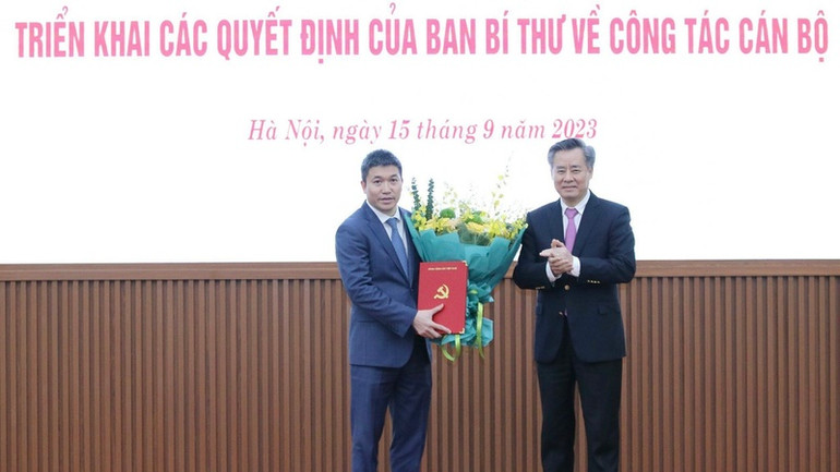 Đồng chí Phan Anh Sơn (bên trái) nhận Quyết định của Ban Bí thư. Đồng chí Phan Anh Sơn (bên trái) nhận Quyết định của Ban Bí thư.