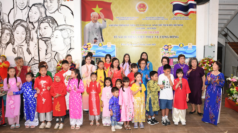 Giáo viên và học sinh của Trường tiếng Việt tiểu học Khánh An biểu diễn tiết mục văn nghệ