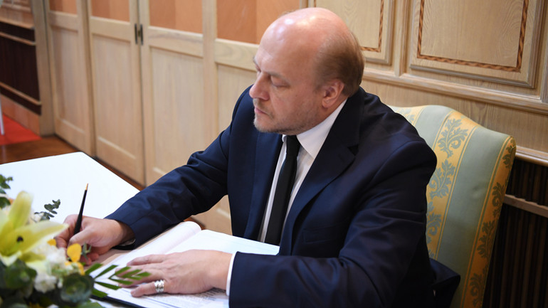 Đại sứ Liên bang Nga tại Thái Lan Evgeny Tomikhin ghi sổ tang.