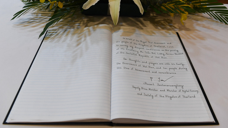 Nội dung Phó Thủ tướng Thái Lan Prasert Jantararuangtong ghi trong sổ tang. Nội dung Phó Thủ tướng Thái Lan Prasert Jantararuangtong ghi trong sổ tang.