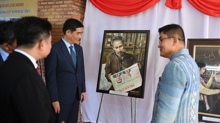 Các đại biểu tham quan triển lãm tranh “Tấm lòng họa sĩ Đào Trọng Lý với Bác Hồ”.