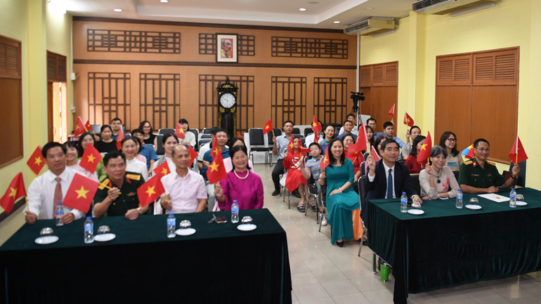 Đông đảo cán bộ, nhân viên Đại sứ quán và các cơ quan bên cạnh tham dự buổi lễ. Đông đảo cán bộ, nhân viên Đại sứ quán và các cơ quan bên cạnh tham dự buổi lễ.