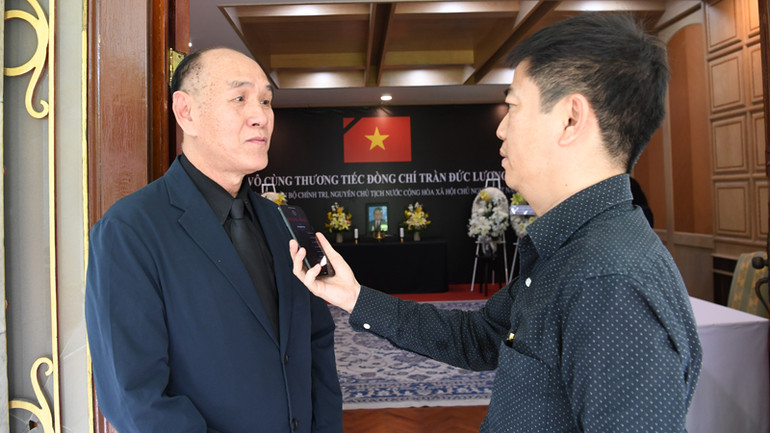 Ông Ninh Viết Thông ca ngợi công lao của nguyên Chủ tịch nước Trần Đức Lương. Ông Ninh Viết Thông ca ngợi công lao của nguyên Chủ tịch nước Trần Đức Lương.