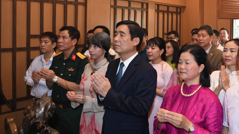 Đại sứ, cán bộ, nhân viên Đại sứ quán dâng hương tưởng niệm Chủ tịch Hồ Chí Minh và các anh hùng, liệt sĩ. Đại sứ, cán bộ, nhân viên Đại sứ quán dâng hương tưởng niệm Chủ tịch Hồ Chí Minh và các anh hùng, liệt sĩ.