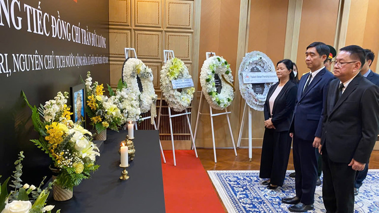 Phó Thủ tướng Thái Lan Prasert Jantararuangtong (bìa phải) viếng nguyên Chủ tịch nước Trần Đức Lương. Phó Thủ tướng Thái Lan Prasert Jantararuangtong (bìa phải) viếng nguyên Chủ tịch nước Trần Đức Lương.