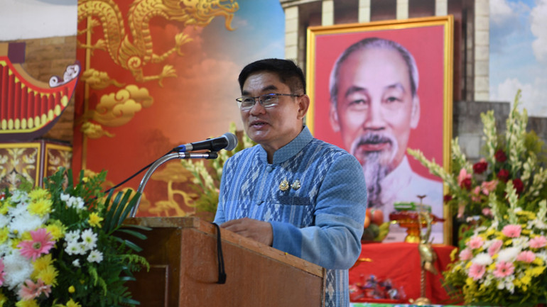 Phó tỉnh trưởng tỉnh Nakhon Phanom phát biểu tại lễ kỷ niệm.
