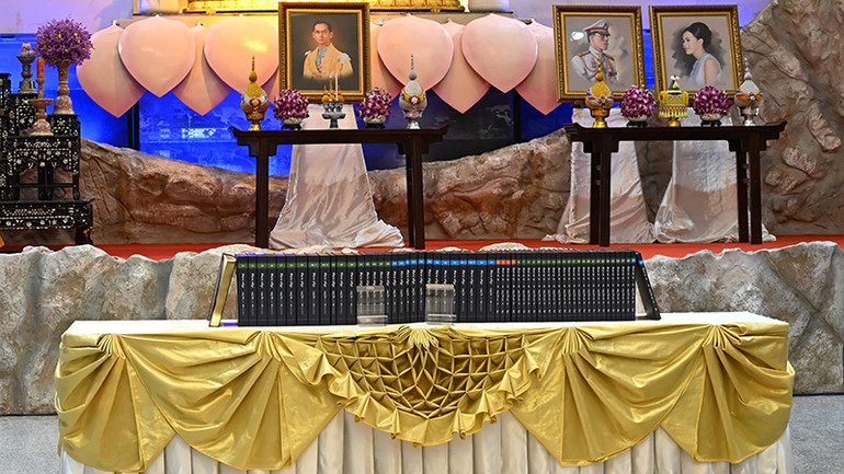 Bộ Kinh Tam Tạng Pali bản tụng đọc gồm 80 quyển.