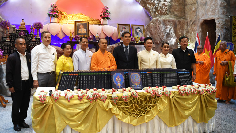 Các đại biểu tham dự lễ trao nhận bộ Kinh Tam Tạng Pali bản tụng đọc.