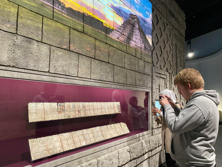 Chữ viết của người Maya. Chữ viết của người Maya.