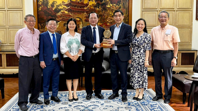 Hội Hữu nghị Việt Nam-Thái Lan tặng quà lưu niệm Đại sứ quán Việt Nam tại Thái Lan.