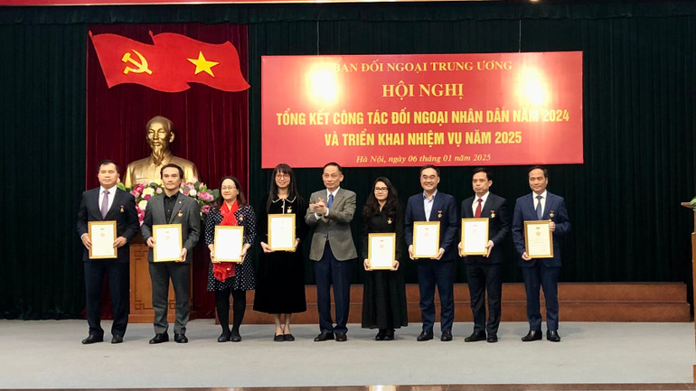 Đồng chí Lê Hoài Trung trao kỷ niệm chương tặng các cá nhân có đóng góp tích cực cho công tác đối ngoại nhân dân.
