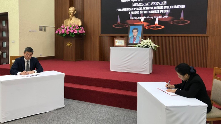 Các đại biểu ghi sổ tang tiễn biệt đồng chí Merle Ratner.