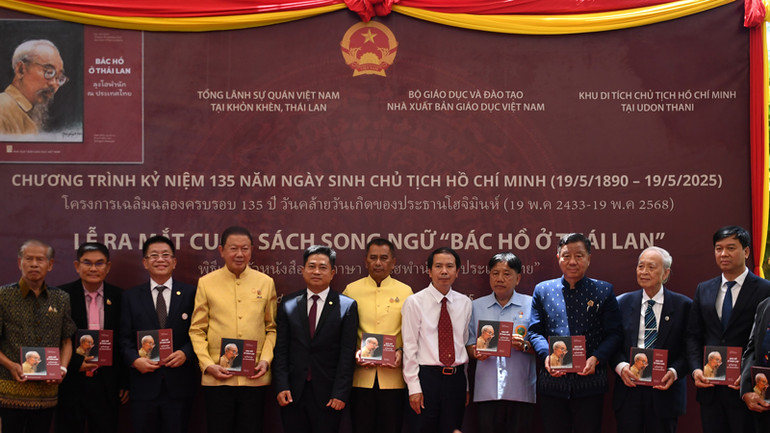 Lễ trao tặng cuốn sách song ngữ “Bác Hồ ở Thái Lan”.