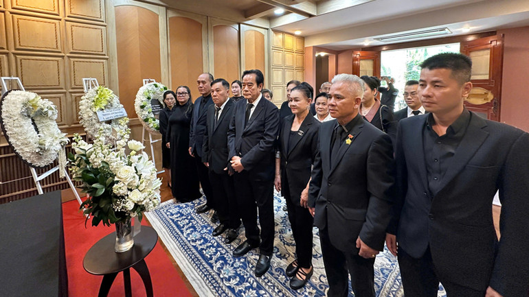Đông đảo kiều bào tại Bangkok viếng nguyên Chủ tịch nước Trần Đức Lương. Đông đảo kiều bào tại Bangkok viếng nguyên Chủ tịch nước Trần Đức Lương.