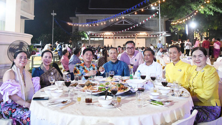 Tổng lãnh sự Đinh Hoàng Linh cùng các đại biểu đón Tết Bunpimay.