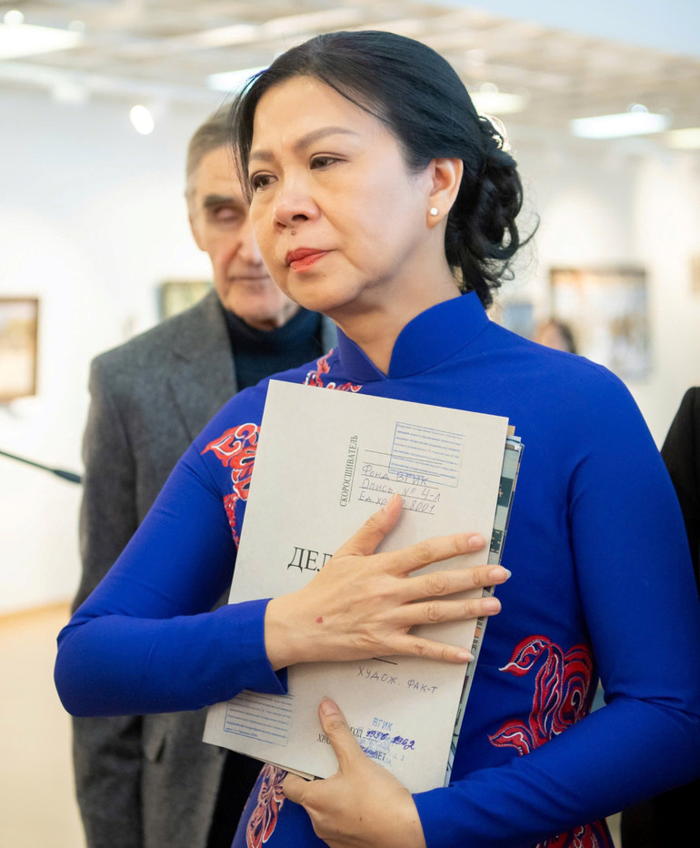 Phu nhân Ngô Phương Ly và kỷ vật của cha. Ảnh: Nguyễn Hồng