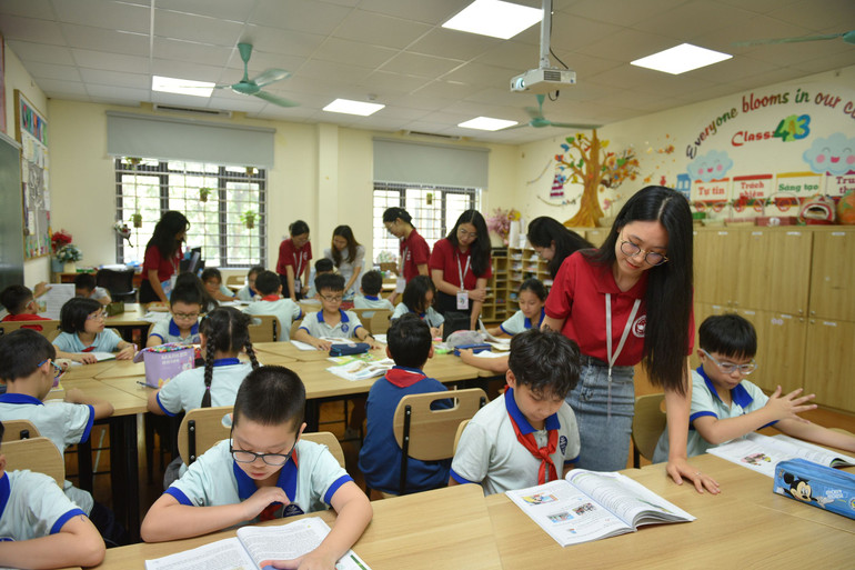 Sinh viên Khoa Tiểu học (ĐH Sư phạm Hà Nội) trong một tiết học thực tế. (Ảnh THẾ ĐẠI)