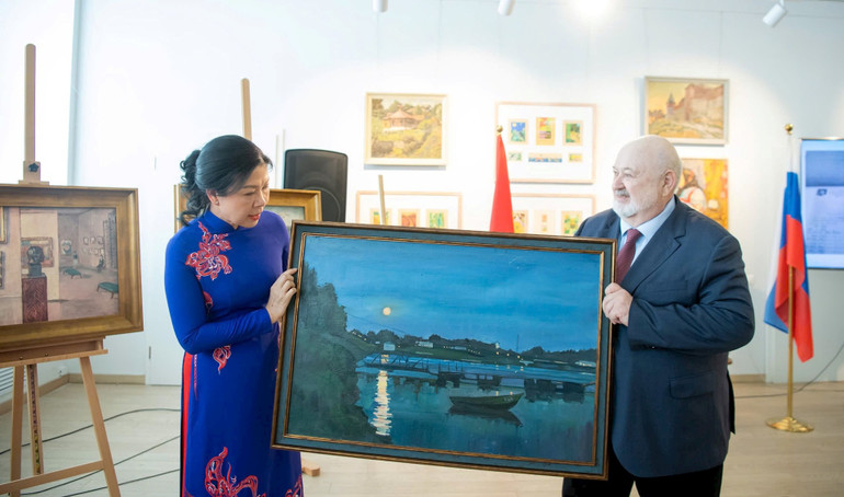 Phu nhân Ngô Phương Ly đến thăm Trường đại học Điện ảnh Quốc gia Nga mang tên S.A.Gerasimov (VGIK). Ảnh: Nguyễn Hồng