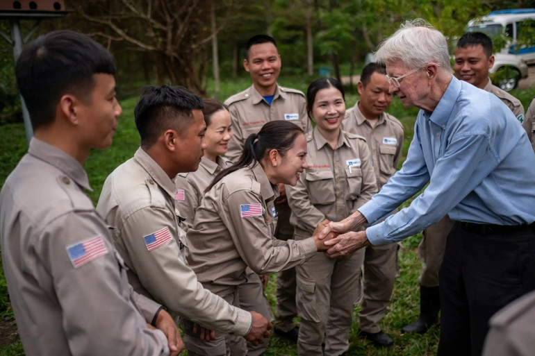 Ông Searcy tới thăm đội rà phá bom mìn tại Quảng Trị.