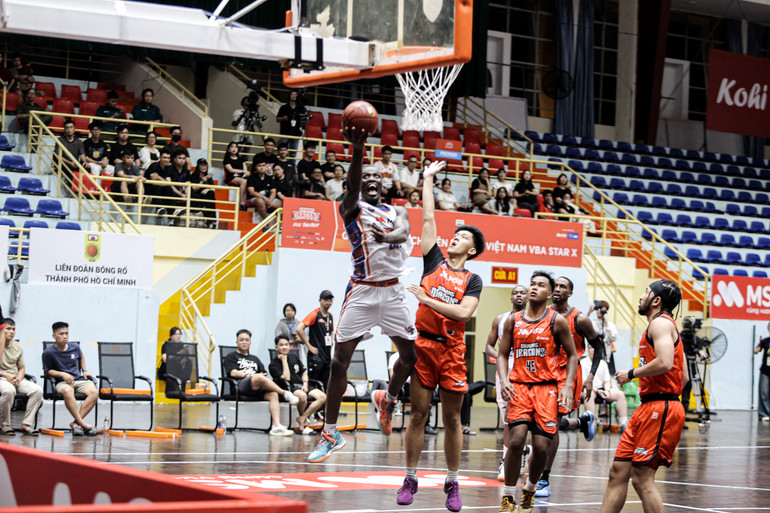 Tamyrik Fields lên rổ trước áp lực phòng ngự của các cầu thủ Danang Dragons. Ảnh: VBA