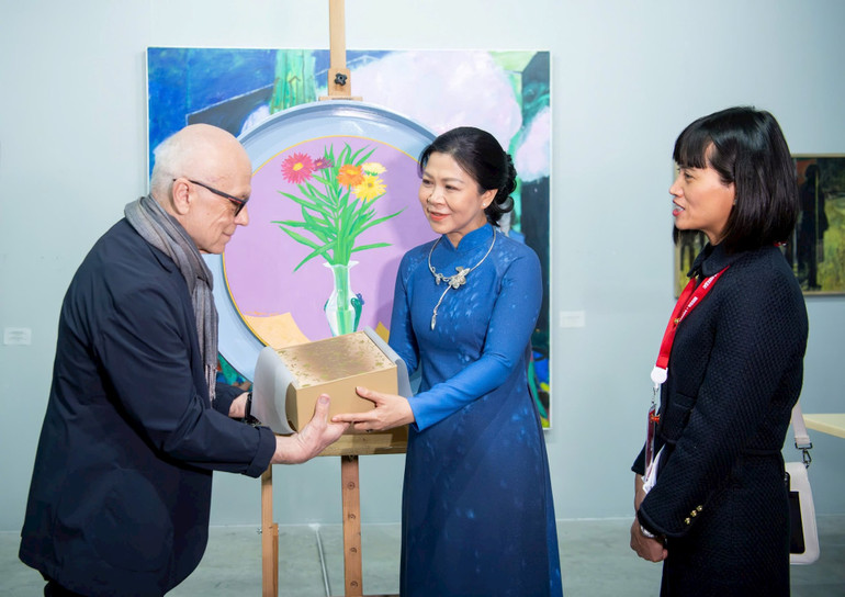 Phu nhân Ngô Phương Ly am hiểu và tâm huyết với hội họa đương đại Việt Nam. Ảnh: Nguyễn Hồng