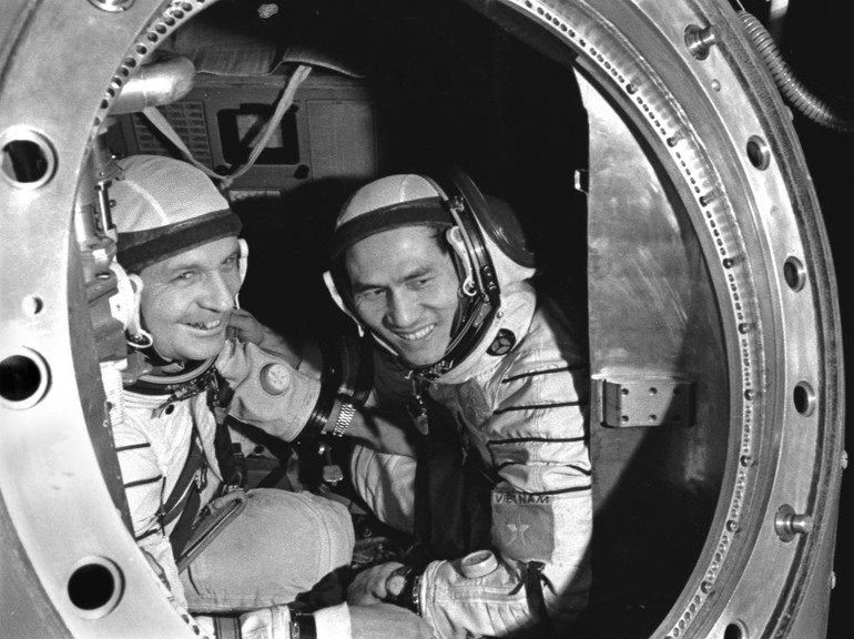 Ngày 23/7/1980, nhà du hành vũ trụ Việt Nam Phạm Tuân và nhà du hành vũ trụ Liên Xô Vassilyevich Gorbatko đã thực hiện thành công chuyến bay vào vũ trụ trên tàu Liên hợp 37. Ảnh: Phạm Tiến Dũng