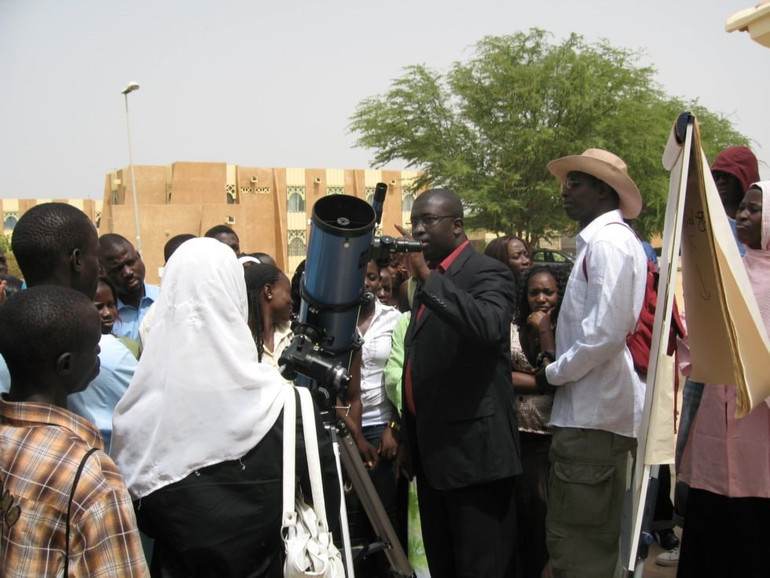 Một hoạt động trong lễ hội thiên văn học do ASPA tổ chức tại thành phố Saint Louis. Một hoạt động trong lễ hội thiên văn học do ASPA tổ chức tại thành phố Saint Louis.