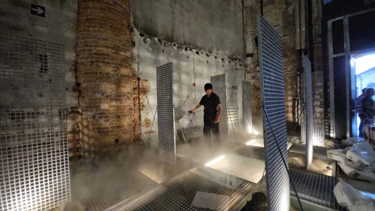 Không gian trưng bày tác phẩm từng hiện diện ở Nhà máy xe lửa Gia Lâm, Hà Nội, năm 2023, tại Biennale. (Ảnh NVCC)